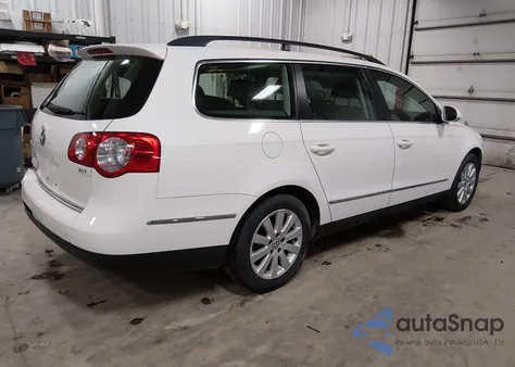 2008 Volkswagen Passat Turbo z USA, uszkodzony, nr VIN WVWXK73C88E242279